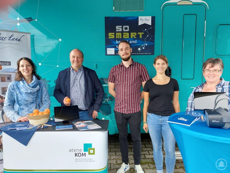 Erster Halt in Hutthurm: Saskia Sittel (l.), Bürgerbeteiligung Smart City, freut sich über den Austausch zu Digitalisierung im Ilzer Land mit Max Rosenberger (2.v.l.), dem 2. Bürgermeister von Hutthurm, und seiner Frau Manuela (r.).