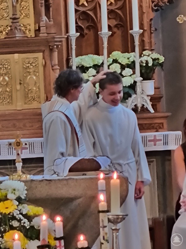 Pfarrvikar Johannes Spitaler segnet Alexander Bauer.