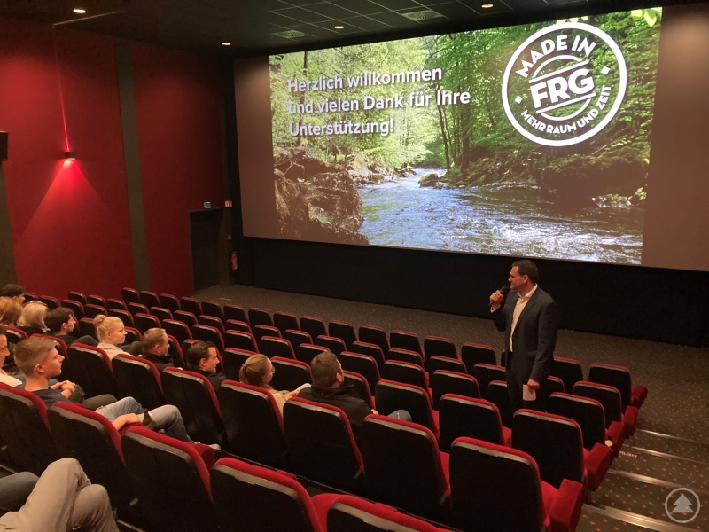 Gute Laune im Freyunger Kino: Rund 100 Mitwirkende am Jubiläumsfilm zu 50 Jahre Freyung-Grafenau  konnten sich vom gelungenen Ergebnis überzeugen.