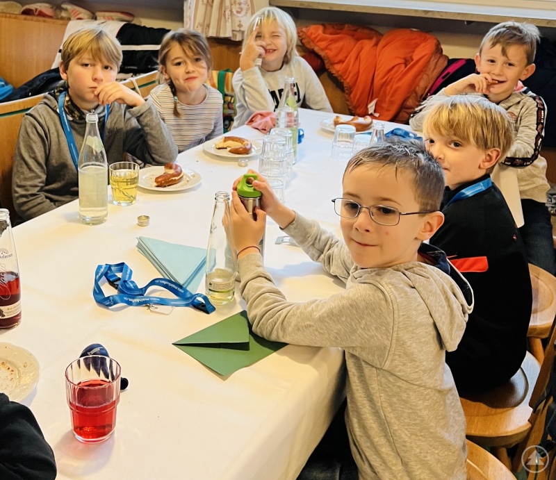 Beim Aufwärmen und gemeinsamen Beisammensein gab es eine kleine Zwischen-Stärkung.