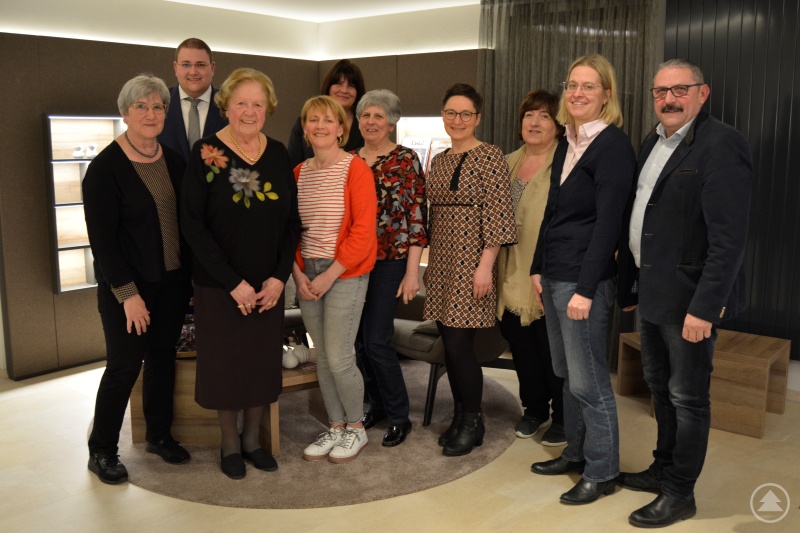 Die neue Ortsvorstandschaft der Frauen-Union Freyung mit den Ehrengästen der Jahreshauptversammlung: (v. links n. rechts) Ortsvorsitzende Johanna Kössl, Stadt- und Kreisrat Christoph Weishäupl (JU), Ehrenvorsitzende Rosa Haller, Margit Petzi, Barbara Daferner, Annemarie Neumüller, Sonja Kozeny, Ilse Lichtenauer, Kreisvorsitzende Christine Engel und Stadtrat Otto Christoph (CSU).