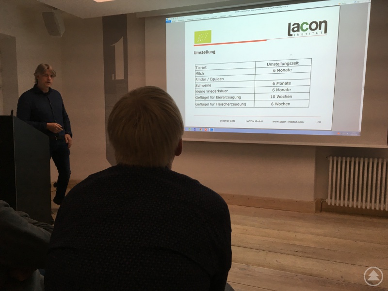 Dietmar Betz von der Geschäftsstelle der Lacon GmbH in Passau  bei seinen Ausführungen.