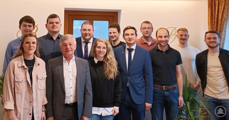 Vorstandschaft und Ehrengäste bei der Jahreshauptversammlung der JWU Freyung: (von links nach rechts) JWU-Kreisgeschäftsführer Michael Scherzer, Kreisrätin Lisa Tiefenböck, Martin Höppler, Kreisrat Leo Meier, Stadt- und Kreisrat Christoph Weishäupl (1. Vorsitzender), Sabrina Brunner, Korbinian Jungwirth, JWU-Kreisvorsitzender Maximilian Meier jun., 3. Bürgermeister Christoph Endl, Stadtrat Dr.-Ing. Sebastian Weber, Moritz Krenn und Matthias Kerschbaum.