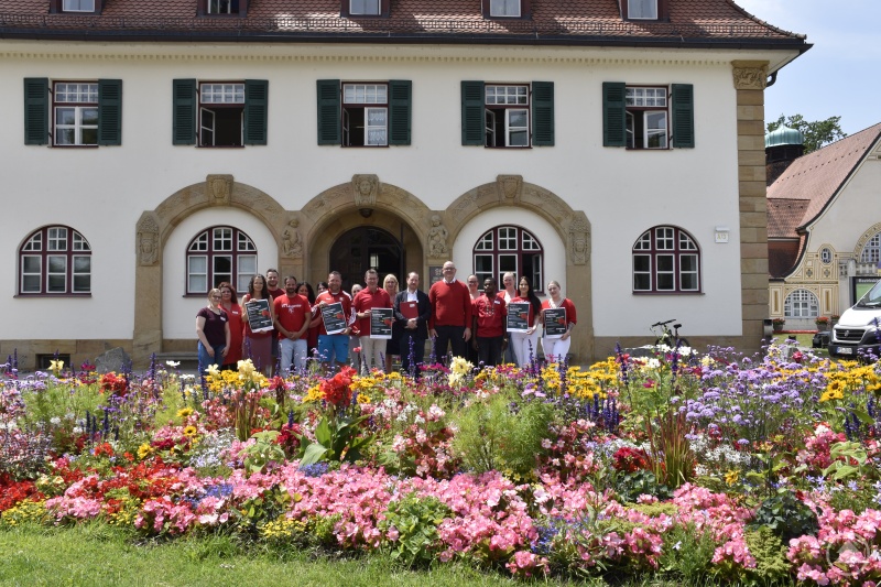 Krankenhausdirektor Uwe Böttcher (10.v.l.), Ärztlicher Direktor Prof. Dr. Johannes Hamann (7.v.r.) und stellvertretender Pflegedirektor Hans-Peter Hartl (6.v.r.) bekennen zusammen mit Kollegen aus der Pflege Farbe und rufen zur Teilnahme an der Aktion „Alarmstufe ROT: Krankenhäuser in NOT!“ auf.