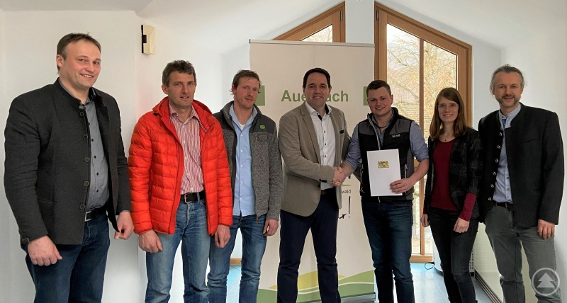 Übergabe der Ausführungsanordnung an die Tauschpartner (von links): Christoph Spann, Johannes Eichinger, Maximilian Knogl, Gerhard Weber (Bürgermeister Gemeinde Auerbach), Michael Pledl (ALE), Katrin Meyer (ALE), und Christian Rummel (Projektleiter Verfahren Steindieting, ALE)