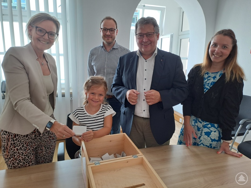 Viermal Glück bei der Restcent-Aktion. Die Losfee Lea Klugseder zog die Gewinner. Die Caritas-Vorstände Andrea Anderlik und Diakon Konrad Niederländer sowie Patrik Lang (2.v.li.) und Melanie Jocham (re.) von der Personalabteilung freuen sich über die Solidarität ihrer Mitarbeiter*innen.