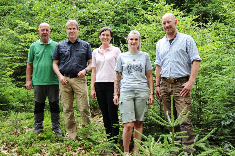 Wünschten Samira Neugebauer einen guten Ausbildungsstart: Nationalparkleiterin Ursula Schuster (m.), Ausbilder Michael Penn (r.) und die Sachgebietsleiter Franz Baierl (l.) und Marco Heurich.