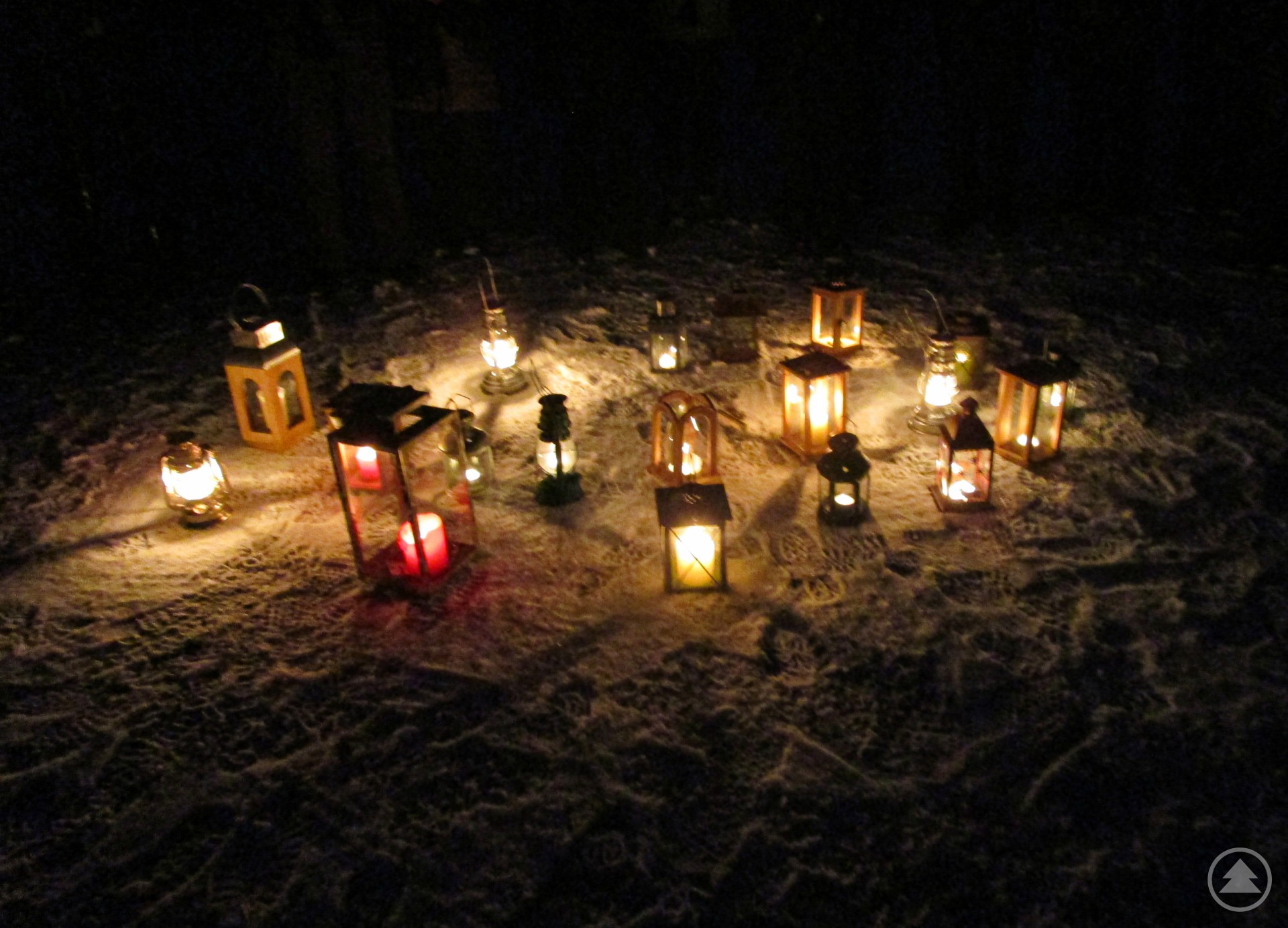 Mit Laternen geht es durch den winterlichen Nationalpark.