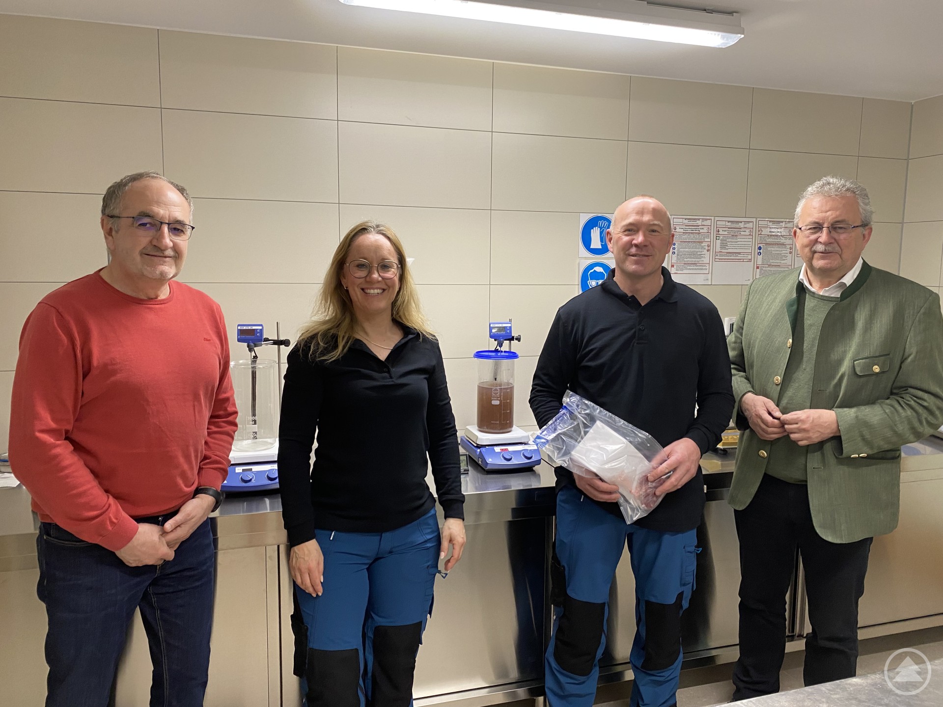 Martin Sansoni (Leiter Veterinäramt), Kerstin Jaretzke (Veterinäramt), Martin Kraus (Veterinäramt) und Landrat Josef Laumer (von links) in der neuen Trichinenuntersuchungsstelle.