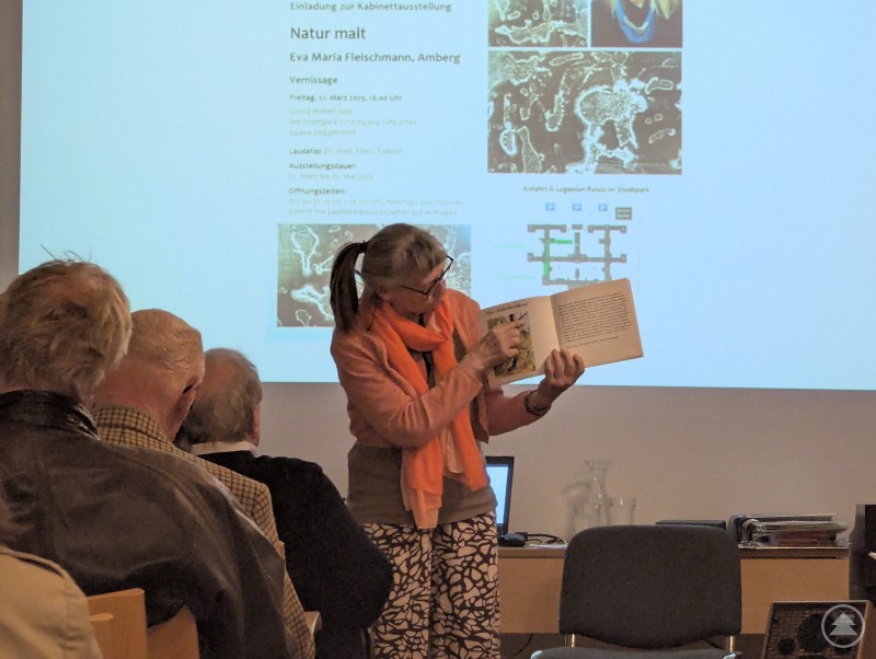 Eva Maria Fleischmann stellte bei der Vernissage auch ausgewählte geschriebene Werke vor