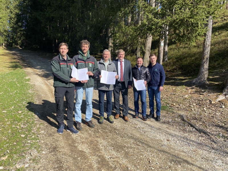 Bei der Urkundenübergabe (von links): Christoph Salzmann, Bereichsleiter Forsten am AELF Regen, Revierförster Tobias Dendl, WBV-Vorsitzender An-ton Pledl, ALE-Leiter Hans-Peter Schmucker, Bürgermeister Karl-Heinz Eppin-ger sowie ALE-Projektleiter Korbinian Fischer. Bei der Urkundenübergabe (von links): Christoph Salzmann, Bereichsleiter Forsten am AELF Regen, Revierförster Tobias Dendl, WBV-Vorsitzender An-ton Pledl, ALE-Leiter Hans-Peter Schmucker, Bürgermeister Karl-Heinz Eppin-ger sowie ALE-Projektleiter Korbinian Fischer.