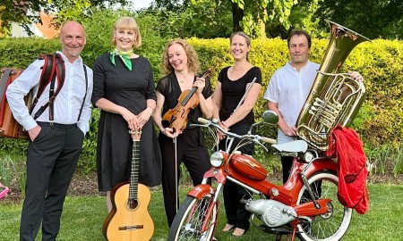 Pomp-A-Dur beim Zwieseler Finkeneinstand im Freilichtmuseum Massing