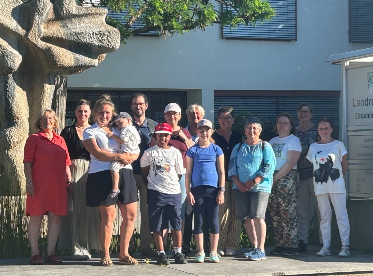 Die Kindertagespflegepersonen mit der stellvertretenden Landrätin Martha Altweck-Glöbl und den Mitarbeiterinnen und Mitarbeitern des Jugendamts beim gemeinsamen Ausflug. Gruppe von Menschen, darunter Tagespflegepersonen, Mitarbeitende des Jugendamts und die stellvertretende Landrätin, stehen gemeinsam vor einem Gebäude bei sonnigem Wetter.