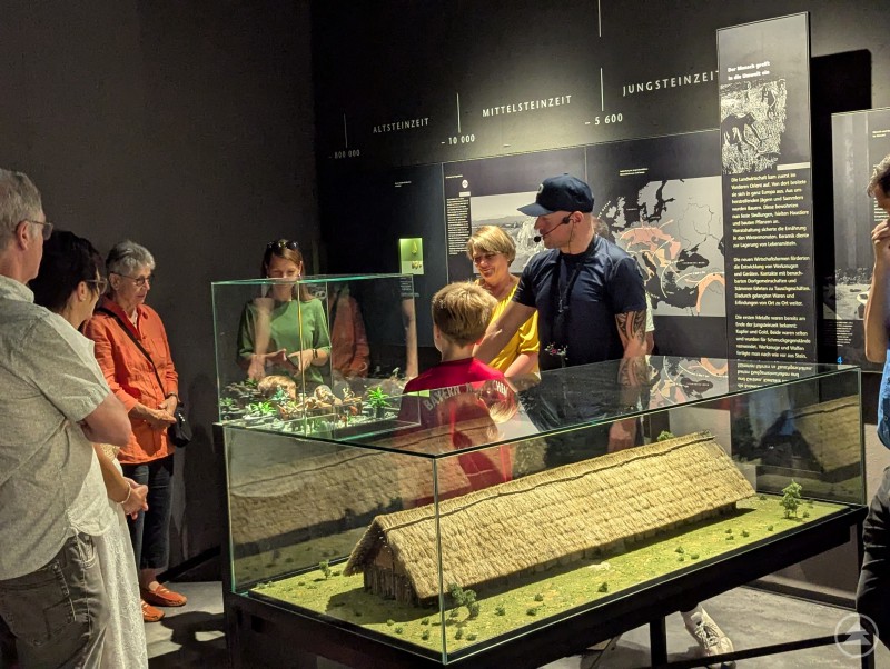 Die Schaulandschaften fügen sich gelungen in die bestehenden Themenwelten ein. Hier: Ein Blick in die Eiszeit, als riesige Mammute gejagt wurden. Gäste betrachten Playmobil-Schaulandschaft zum Thema Eiszeit