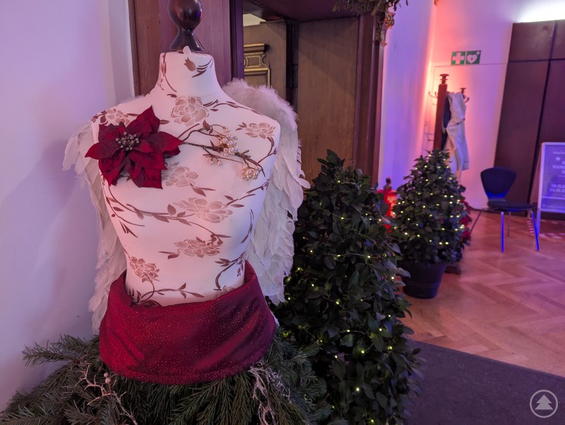 Weihnachtslich geschmücktes Altes Rathaus von Deggendorf