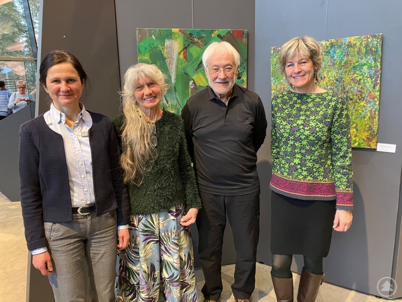 Freuen sich über die gelungene Ausstellung: Sabine Eisch, Leiterin vom Haus zur Wildnis (v.l.), Künstlerin Gabi Hanner, Karl-Heinz Reimeier und Dr. Ursula Diepolder. Vier Personen stehen im Haus zur Wildnis vor farbenfrohen Kunstwerken und lächeln in die Kamera.