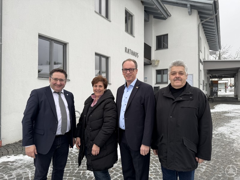 Wirtschaftsstaatssekretär Tobias Gotthardt besucht Bürgermeisterkandidatin Sabine Kraus in Langdorf und tauscht sich mit MdL Behringer über Gewerbeflächen und Dorfentwicklung aus. Vier Personen stehen vor einem Gebäude in Langdorf im Freien und posieren für ein gemeinsames Foto, darunter Wirtschaftsstaatssekretär Tobias Gotthardt, MdL Behringer und Bürgermeisterkandidatin Sabine Kraus.