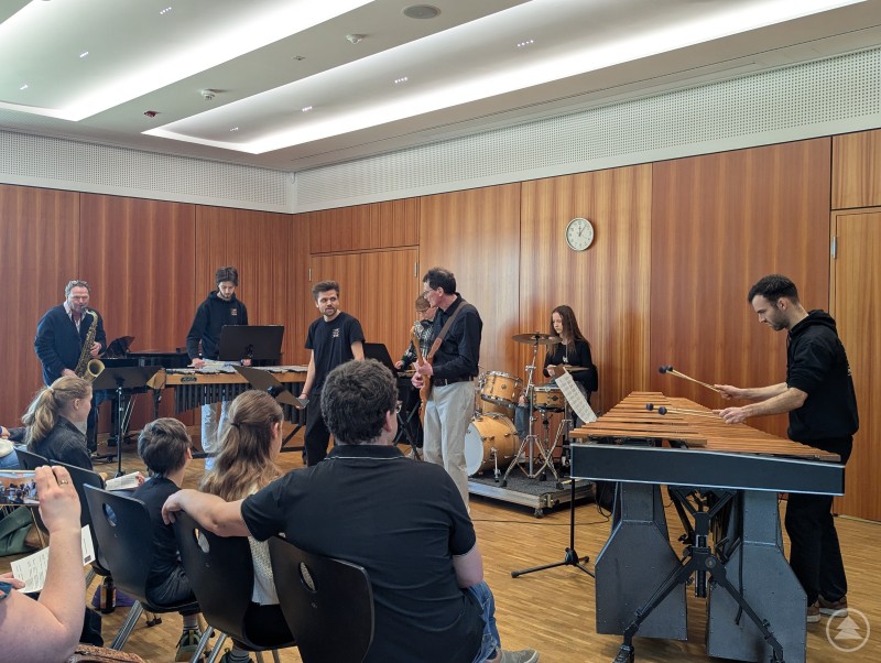 Das Schlagzeugensemble unter der Leitung von Stephan Weber (hier an der E-Gitarre) eröffnete das Schülervorspiel im großen Saal unter großem Applaus. Schüler und Lehrkräfte der BFSM Plattling spielen E-Gitarre, Saxophon und verschiedene Schlaginstrumente