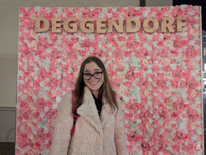 L&auml;chelnde Frau am Selfiespot in Deggendorf