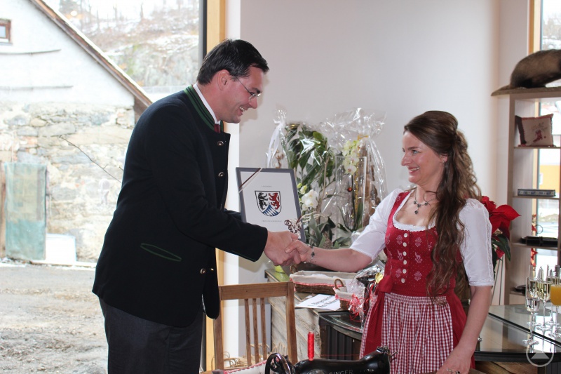 FRG-Landrat Sebastian Gruber gratulierte Firmeninhaberin Maria Freund zum gelungenen Firmenneubau und überreichte ihr das Landkreiswappen.