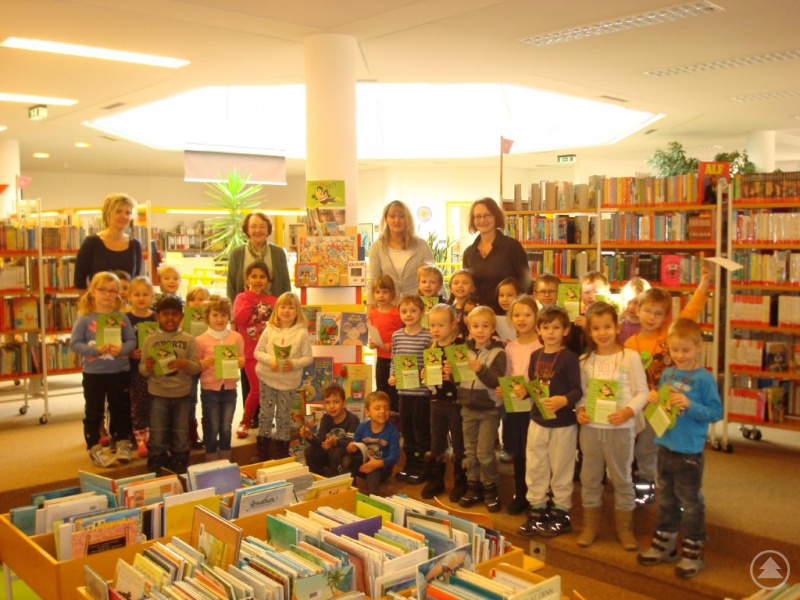 Die Kinder der Kindergärten St. Josef aus Freyung und St. Anna aus Kreuzberg zusammen mit (v.l.n.r.) ihren Betreuerinnen Regina Pxleitner-Hois, Waltraud Maier Eva Dittrich und der Mitarbeiterin der Kreisbibliothek Notburga Schreiner (2.v.l.)