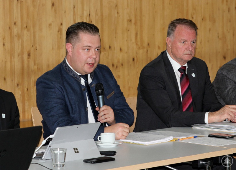 Landrat Michael Adam (li.) erläuterte den Haushaltsentwurf. Neben ihn sitzt sein Stellvertreter Willi Killinger.