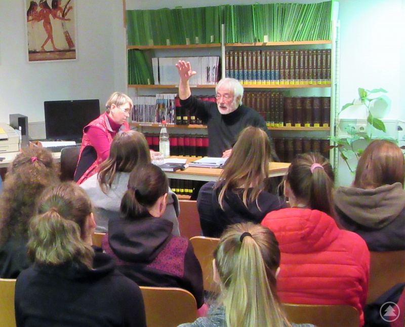 Karl-Heinz Reimeier beim Vorlesen einer seiner spannenden Weihrazgeschichten und Übersetzerin Marie Myšáková in der Kreisbibliothek