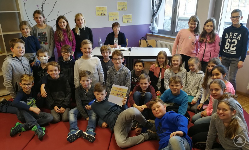 Die Klasse 5a war ganz happy nach der Lektüre mit ihrer Vorleserin Marina Reitmeier-Ranzinger, der Kulturreferentin des Landkreises Freyung-Grafenau.