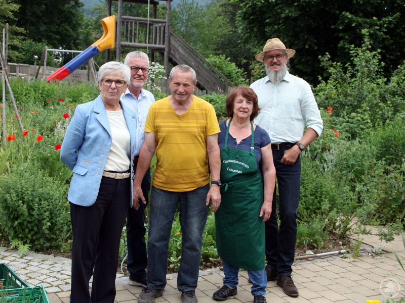Durch den Bürger- und Schulgarten Frauenau spazierten auch Landrätin Rita Röhrl, Bürgermeister Herbert Schreiner (2.v.li.) und Kreisfachberater Klaus Eder. Die Gartenbauvereinsvorsitzende Vroni Kerschbaum (4.v.li.) und Dr. Manfred Marx (Mitte) informierten.