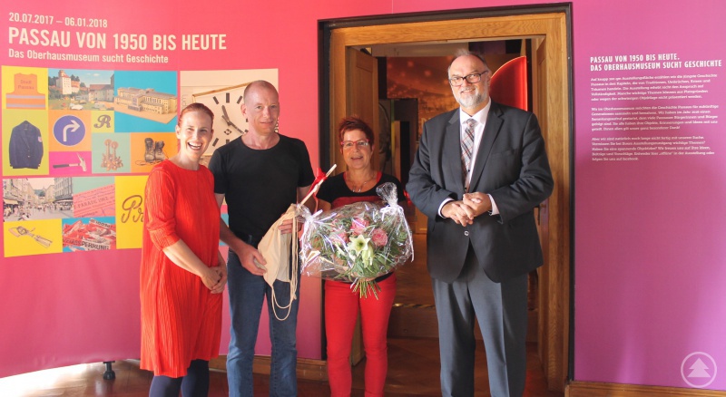 Oberbürgermeister Jürgen Dupper (rechts) überreichte Anja Gerhards (2. von rechts) und Marc Weber zusammen mit Museumsleiterin Dr. Stefanie Buchhold ein Jubiläumsgeschenk.