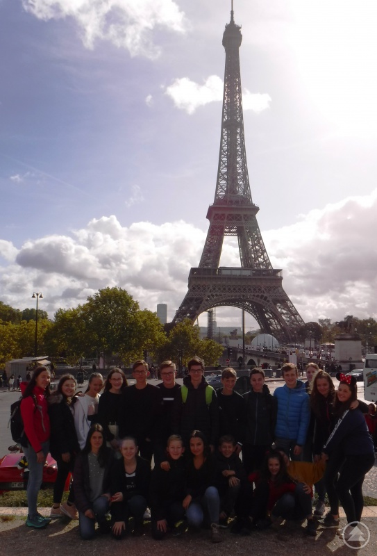 Die Freyunger Gymnasiasten vor dem Eiffelturm.
