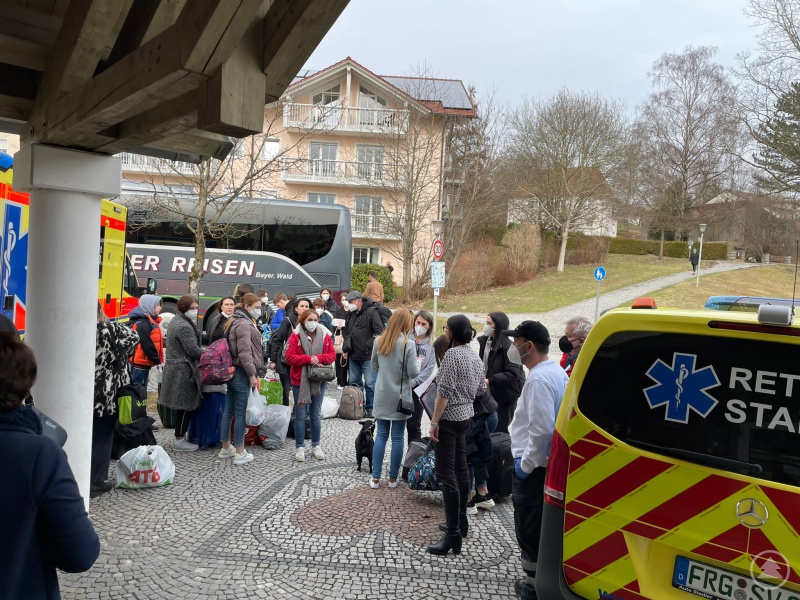 Der erste Bus ist in Freyung-Grafenau angekommen, ein Teil der meist Mütter mit Kinder wurden vorerst in der Josef-Eder-Halle in Röhrnbach untergebracht.