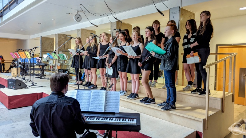 Der Schulchor verzauberte das Publikum mit teils romantischen, teils schwungvollen Songs.