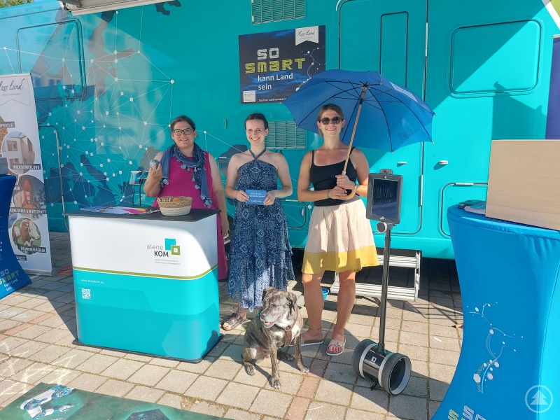 In Ringelai freuten sich 1. Bürgermeisterin Dr. Carolin Pecho (v.l.) und Michele Bauer, Marketing und Kommunikation Smart City, über den zahlreichen Besuch aus der Grundschule am Infobus. Die Kinder staunten nicht schlecht über das bunt gemischte Angebot mit etwa fernsteuerbaren Roboterkugeln.