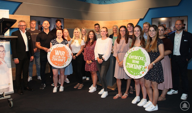 Karl Heinz Friedrich, Bereichsleiter Berufliche Bildung (links), die Betreuer der IHK und die niederbayerischen AusbildungsScouts erlebten eine spannende Führung mit bildschnitt TV-Geschäftsführer Jürgen Kraus (3. von links).