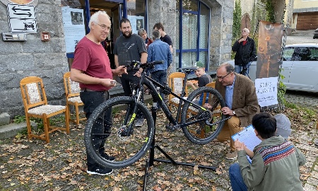 Großer Andrang beim ersten Reparaturcafé im Kunstraum Waldkirchen