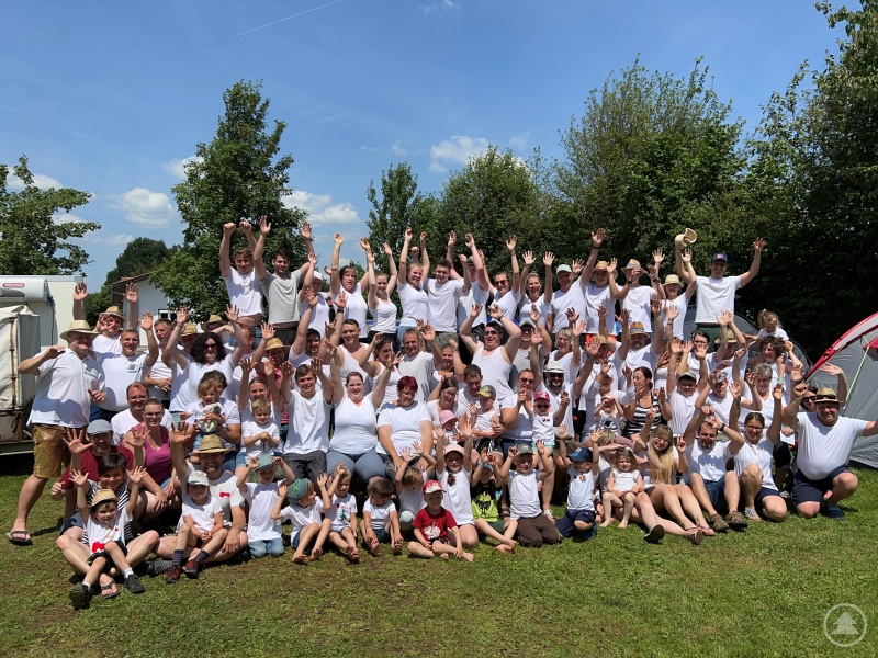 Über 100 Teilnehmer beim diesjährigen 25. Kinder- u. Jugendzeltlager des MHV freuten sich mit den selbst bedruckten Jubiläums-Shirts.