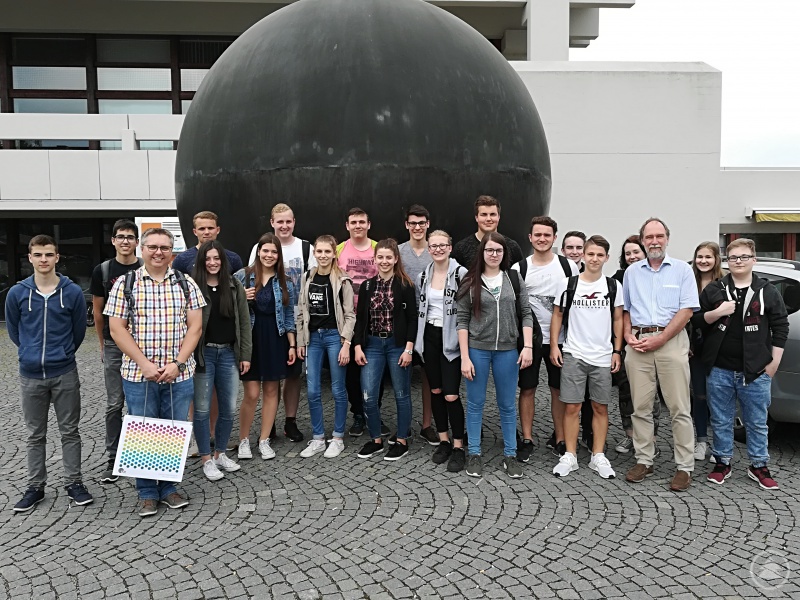 In das Leben als Student schnupperten die Oberstufenschüler hinein, hier die W-Seminare Biologie und Physik auf dem Campus der Universität Regensburg.