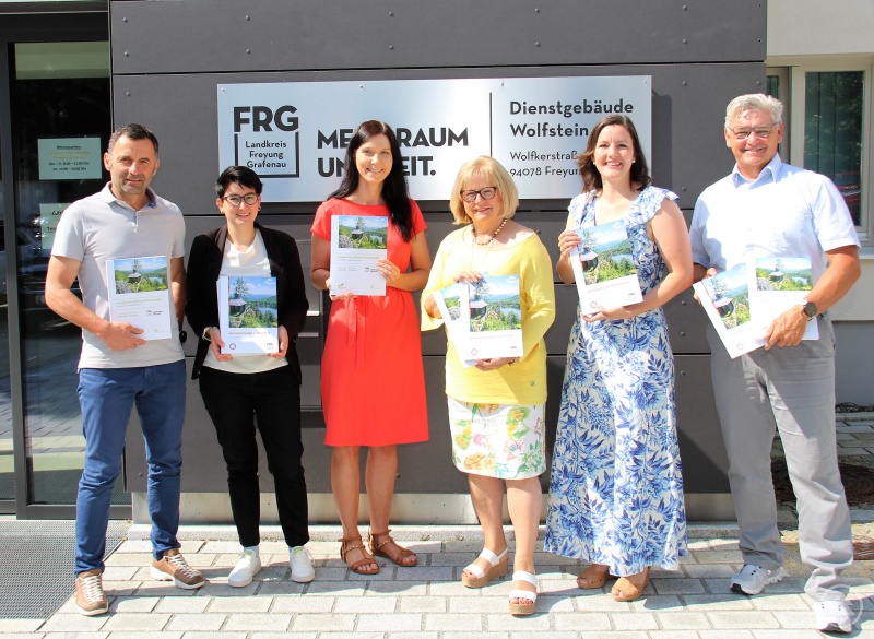 Die stellvertretende Landrätin Helga Weinberger (3.v.r) und der Fachbereich Energie, Klimaschutz und Nachhaltigkeit am Landratsamt (v.l.) mit Sachgebietsleiter Reinhard Tolksdorf, Nina Stelzl, Eva Osterer, Verena Holzbauer und Abteilungsleiter Siegfried Wilhelm präsentieren die fertige Nachhaltigkeitsstrategie und das Integrierte Klimaschutzkonzept.