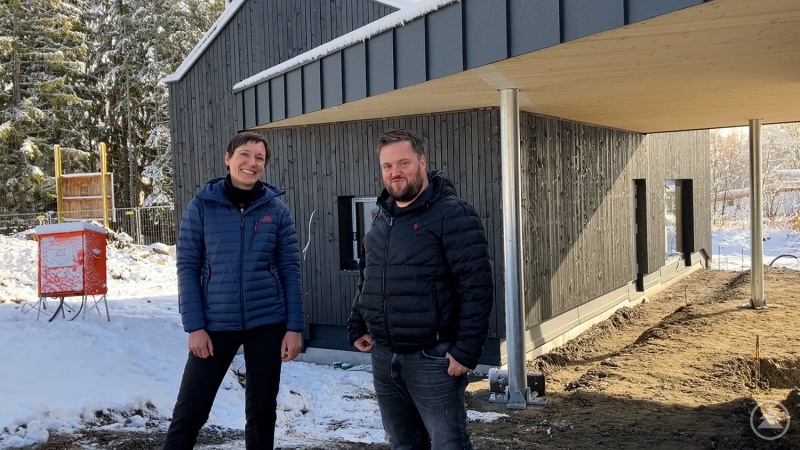 Nationalparkleiterin Ursula Schuster und Heiner Kilger, zweiter Bürgermeister der Gemeinde Mauth, freuen sich über den Baufortschritt beim Nationalpark Café am Wistlberg.