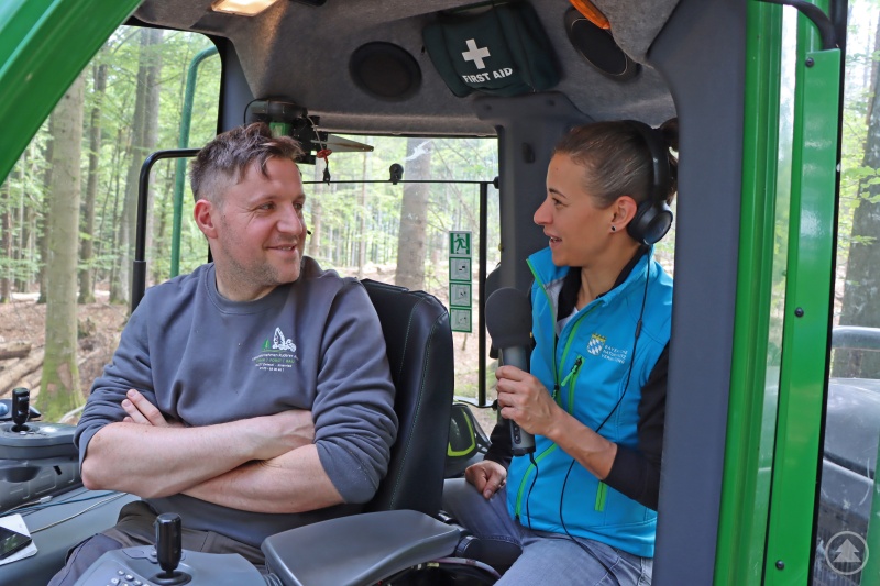 Viele Einblicke gab es für Podcasterin Julia Reihofer bei der gemeinsamen Fahrt mit Forstunternehmer Alois Ruderer in seinem Debarking-Harvester.