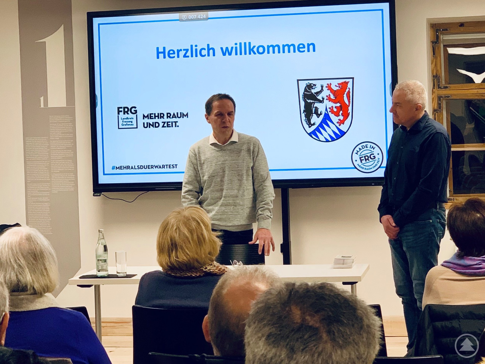 Bürgermeister Gerhard Poschinger (links) eröffnete die Veranstaltung in der Bauhütte und betonte, wie wichtig es sei, die Mobilität in der Region zu verbessern. Referent Christian Penzenstadler schilderte im Anschluss die vielen Vorteile des neuen ÖPNV-Angebots FRGflex.