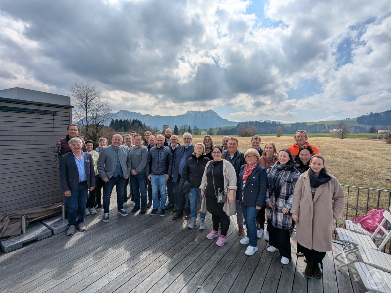 Mit dabei waren Bürgermeister, Gemeinderatsmitglieder, Geschäftsleiter, SmartesLand-Beauftragte, Ilzer Land Mitarbeiter und Helga Weinberger, stellvertretende Landrätin des Landkreises Freyung-Grafenau, sowie Ron Metzner vom Amt für Ländliche Entwicklung Niederbayern Mit dabei waren Bürgermeister, Gemeinderatsmitglieder, Geschäftsleiter, SmartesLand-Beauftragte, Ilzer Land Mitarbeiter und Helga Weinberger, stellvertretende Landrätin des Landkreises Freyung-Grafenau, sowie Ron Metzner vom Amt für Ländliche Entwicklung Niederbayern