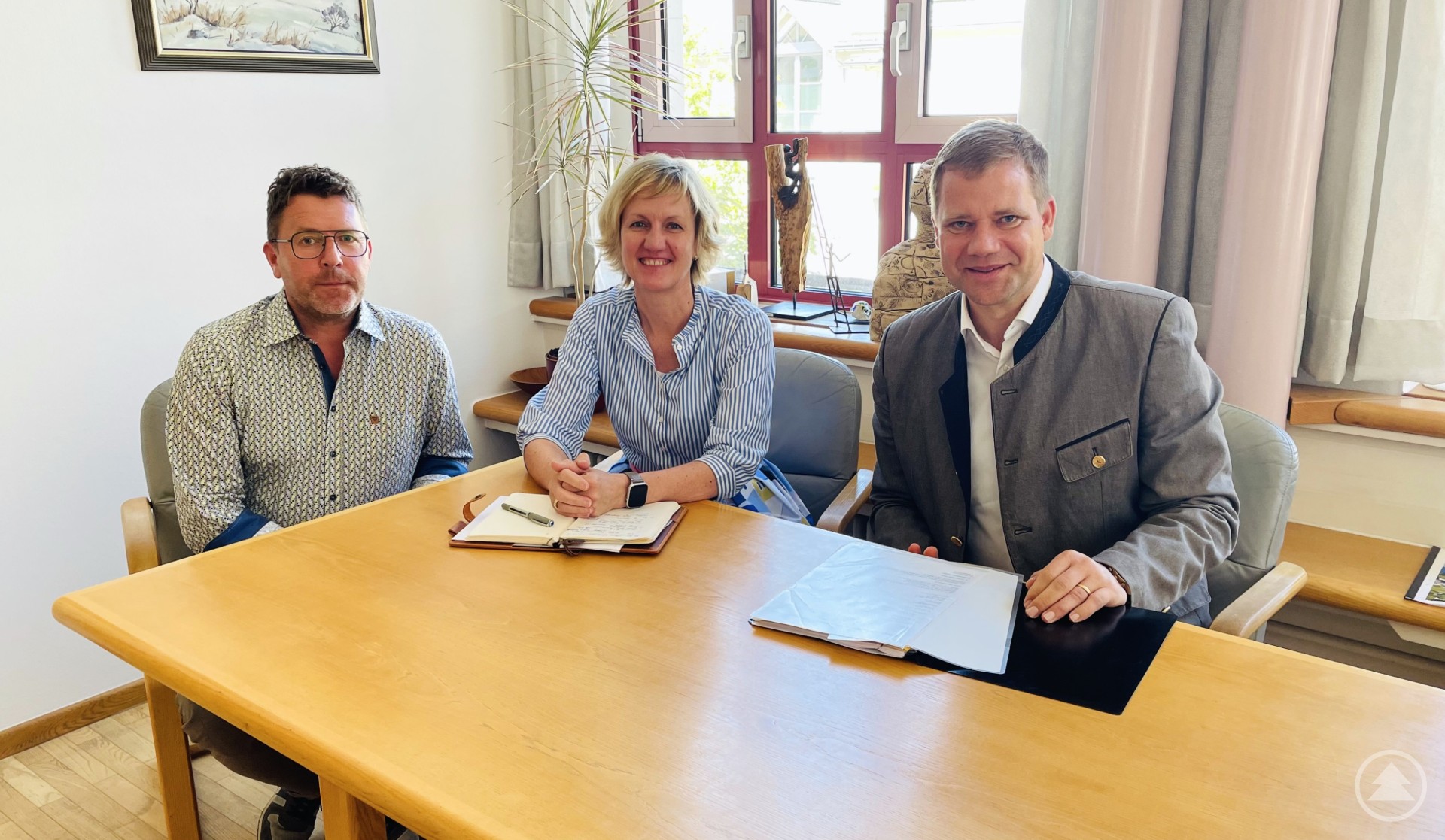 MdL Petra Högl im Gespräch mit Bürgermeister Dr. Olaf Heinrich und Franz Dullinger in Freyung. Petra Högl, Dr. Olaf Heinrich und Franz Dullinger sitzen an einem Tisch und diskutieren.