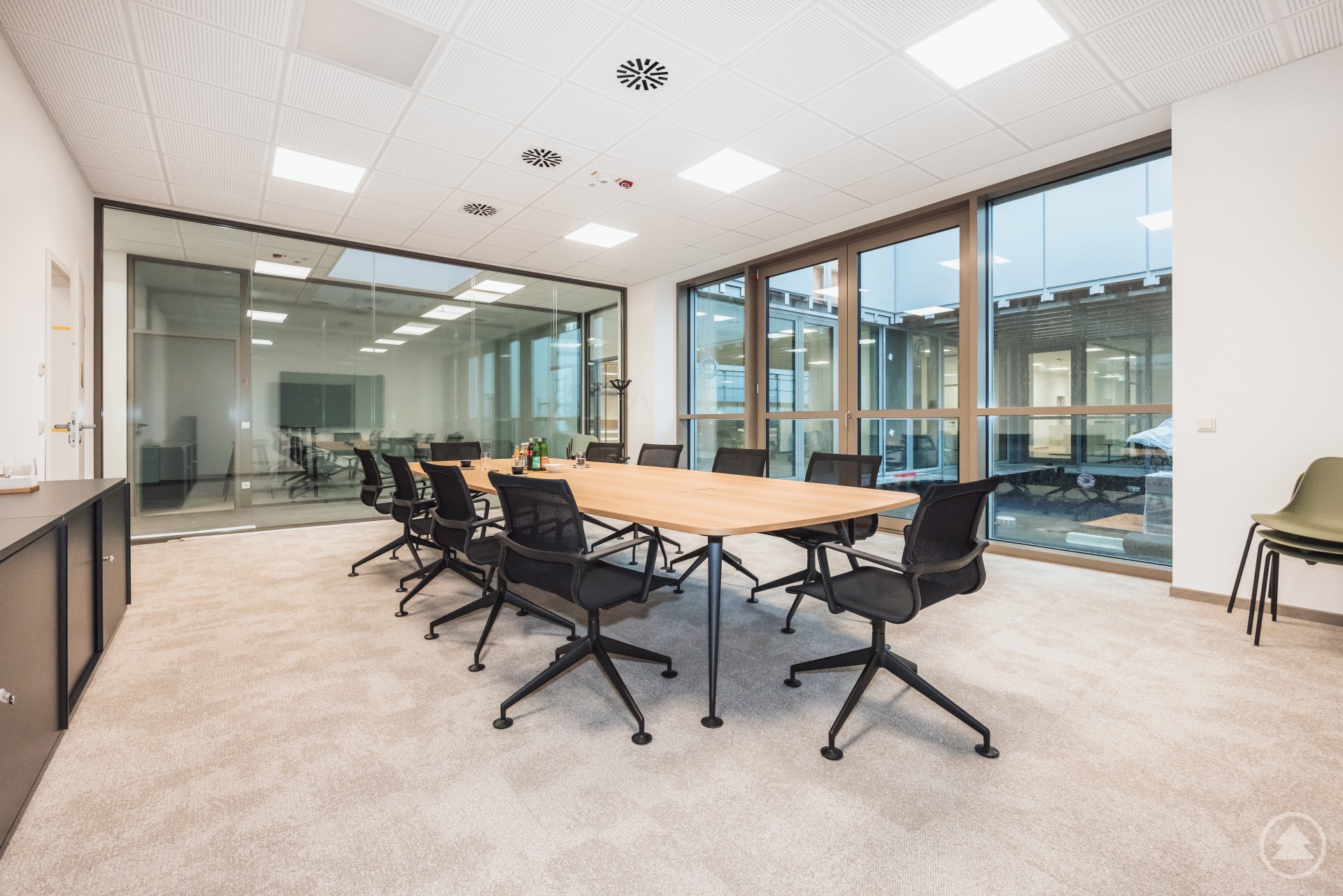 Die neue Firmenzentrale der Nidec SYS GmbH in Grafenau – modernes Design mit klarer architektonischer Linie. Außenansicht des neuen Nidec SYS Gebäudes mit großen Fensterfronten und Firmenlogo an der Fassade.