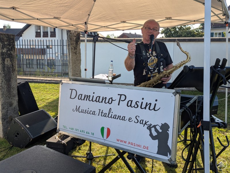 Daumen hoch auch für die musikalische Umrahmung der Italienischen Feier Damiano Pasini spielt Saxophon und legt Musik auf