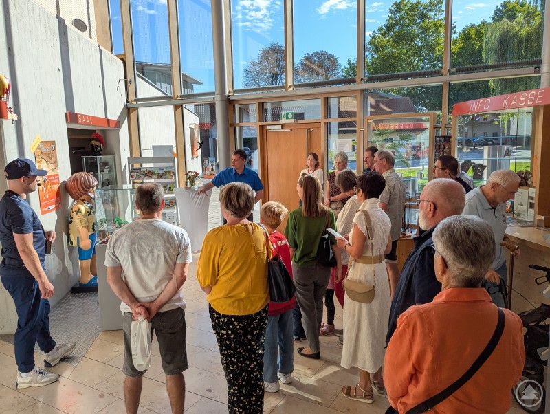 Gäste bei der Eröffnung des Familienrundgangs 