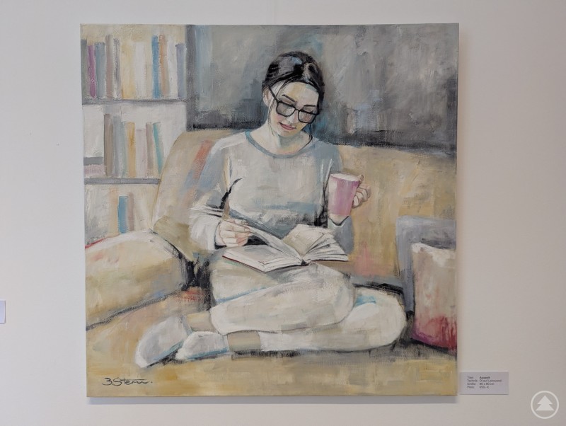 Ölgemälde mit Frau, die entspannt liest und eine Tasse hält