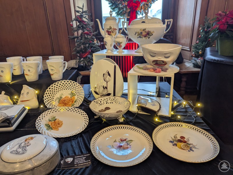 Handgefertigte Teller und Tassen beim Kunsthandwerkermarkt im Alten Rathaus