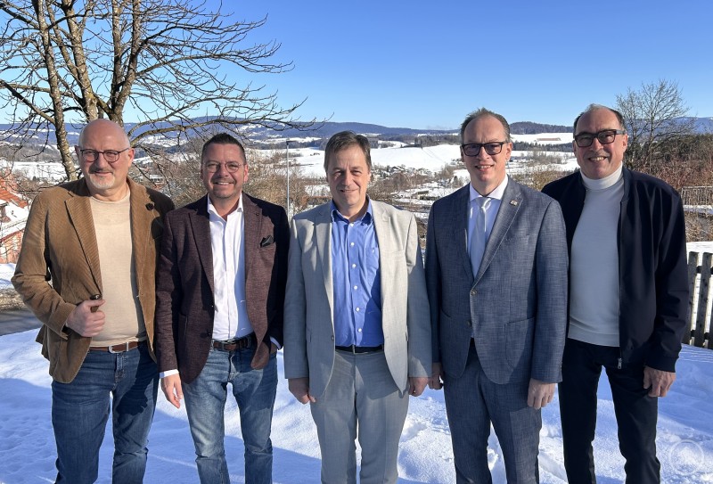 Manfred Eibl (v.l.), Heinz Pollak, Alexander Mayer, Martin Behringer und Franz Brunner sind auf verschiedenen politischen Ebenen aktiv und als Freie Wähler vernetzt. Mit Längs- und Querverbindungen wird ein gemeinsames Ganzes kritisch und konstruktiv verfolgt. Fünf Männer stehen nebeneinander im Freien vor winterlicher Landschaft, alle lächeln und sind geschäftlich gekleidet.